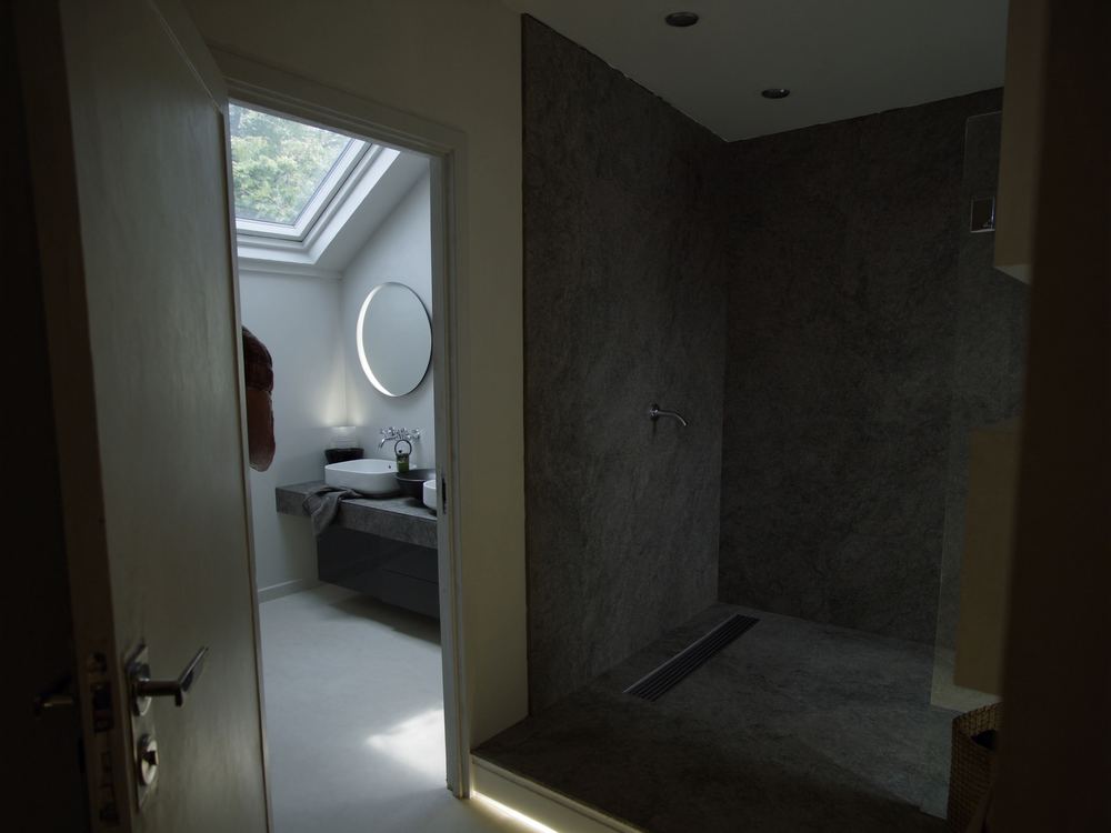 Tile flooring in a modern bathroom